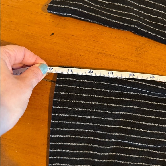 Black and White Striped cropped Wide-Leg Pants - Picture 5 of 5